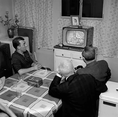 Des Parisiens, le 23 avril 1961, écoutent l'allocution radio-télévisée du général Charles de Gaulle condamnant le putsch à Alger