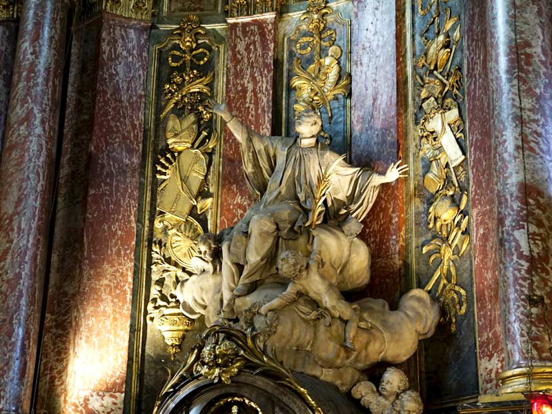 Hervé photo paragraphe 2 (en premier) Statue de saint François-Xavier dans le retable