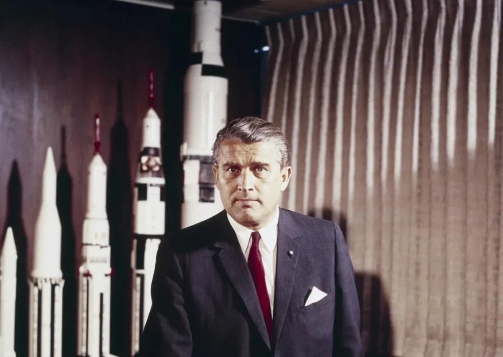 Le SS Wernher von Braun dans son bureau de la Nasa