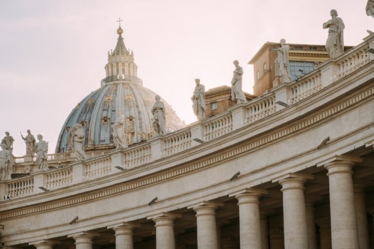 La place saint Pierre et la basilique saint Pierre au Vatican